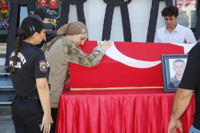 Özel Harekat Polisine en acı veda Yaralı eşi cenazenin yanından ayrılmadı