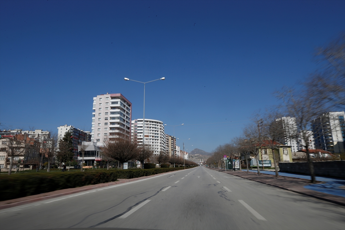 Konya'da sokağa çıkma yasağının ardından cadde ve sokaklar boş kaldı 46