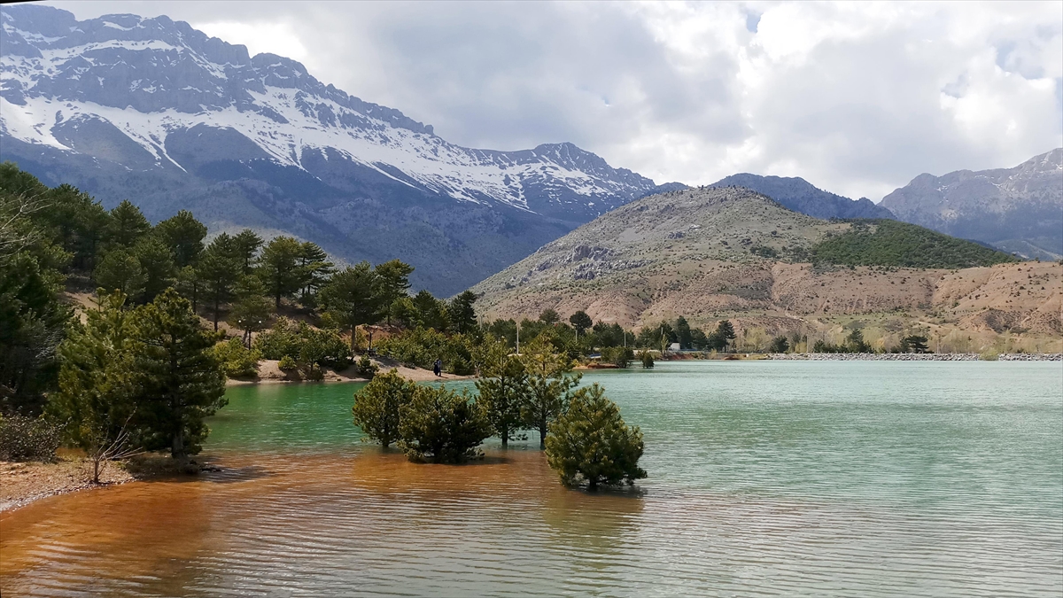 Küpe Dağı'nın kar suları ile oluşan Baraj Gölü görenleri büyülüyor 6