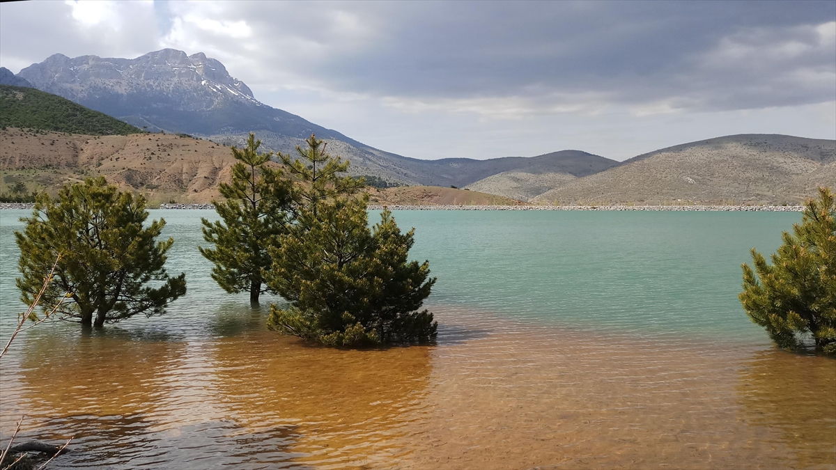 Küpe Dağı'nın kar suları ile oluşan Baraj Gölü görenleri büyülüyor 7