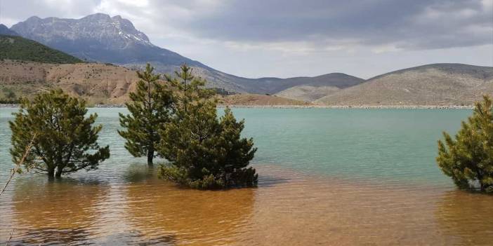 Küpe Dağı'nın kar suları ile oluşan Baraj Gölü görenleri büyülüyor