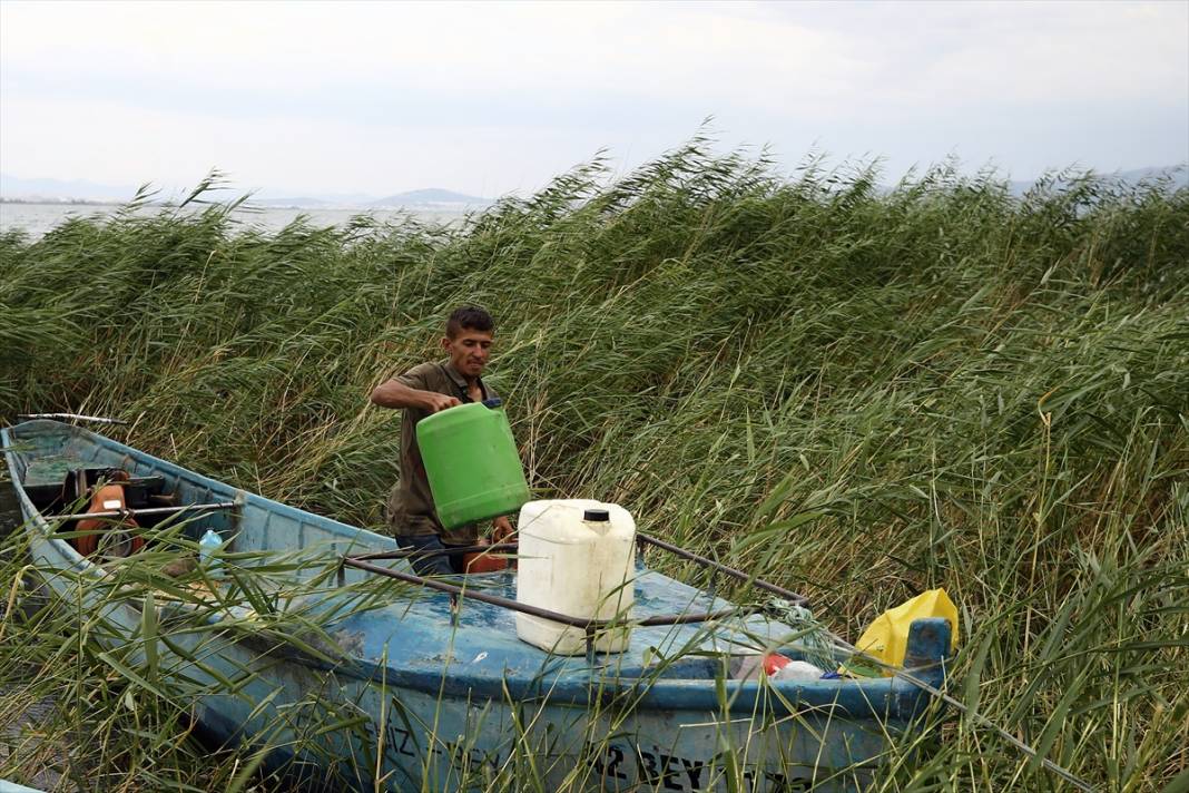 Konya'da kiraladıkları adada hazırladıkları saman balyalarını 'yüzdürerek' karaya ulaştırıyorlar 17