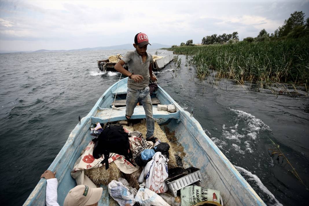Konya'da kiraladıkları adada hazırladıkları saman balyalarını 'yüzdürerek' karaya ulaştırıyorlar 19