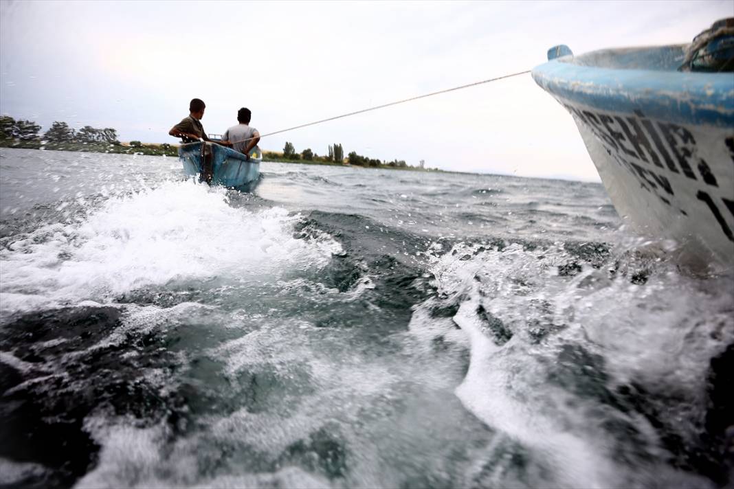 Konya'da kiraladıkları adada hazırladıkları saman balyalarını 'yüzdürerek' karaya ulaştırıyorlar 20