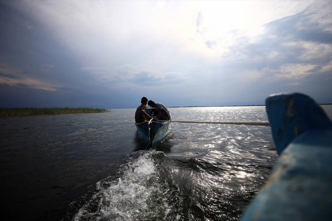 Konya'da kiraladıkları adada hazırladıkları saman balyalarını 'yüzdürerek' karaya ulaştırıyorlar 22