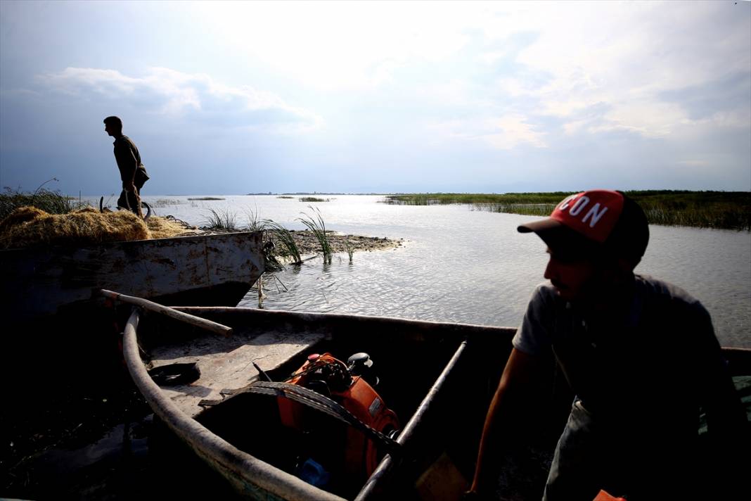 Konya'da kiraladıkları adada hazırladıkları saman balyalarını 'yüzdürerek' karaya ulaştırıyorlar 25
