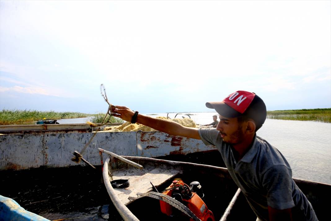 Konya'da kiraladıkları adada hazırladıkları saman balyalarını 'yüzdürerek' karaya ulaştırıyorlar 28