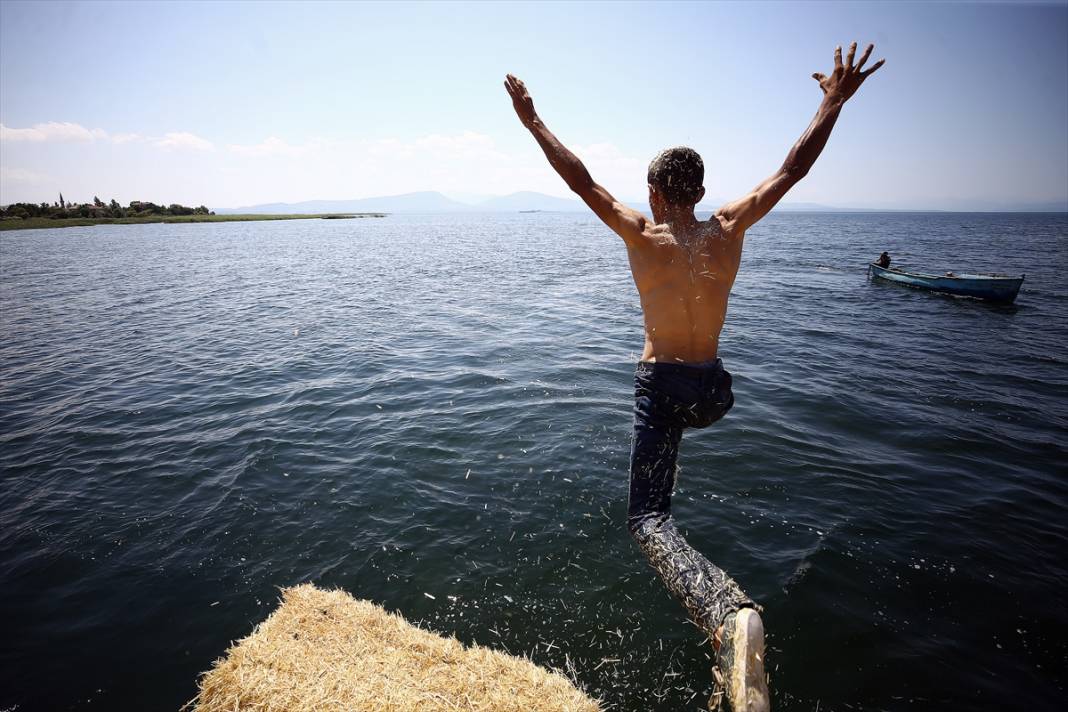 Konya'da kiraladıkları adada hazırladıkları saman balyalarını 'yüzdürerek' karaya ulaştırıyorlar 29