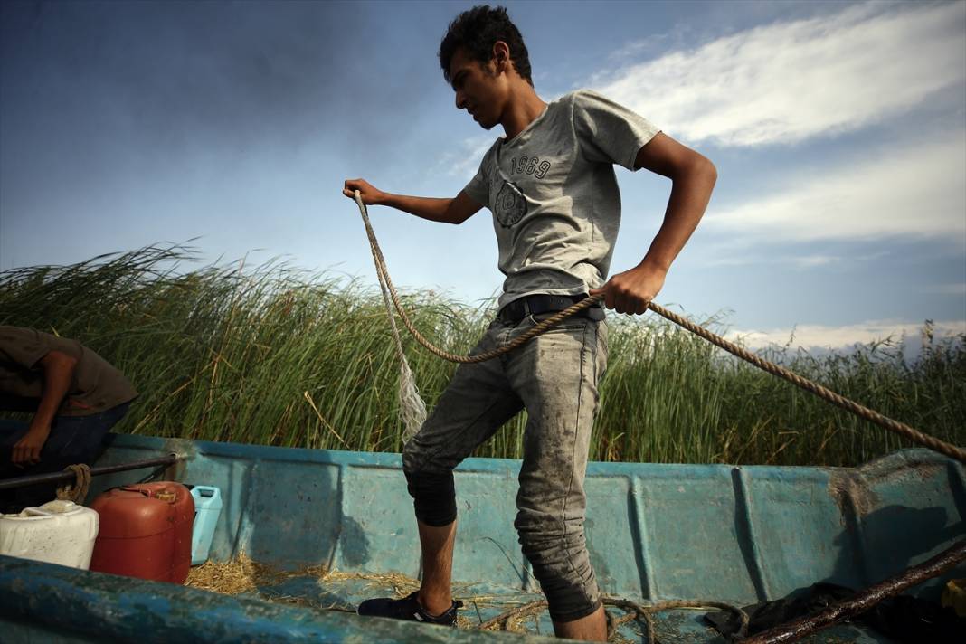 Konya'da kiraladıkları adada hazırladıkları saman balyalarını 'yüzdürerek' karaya ulaştırıyorlar 31