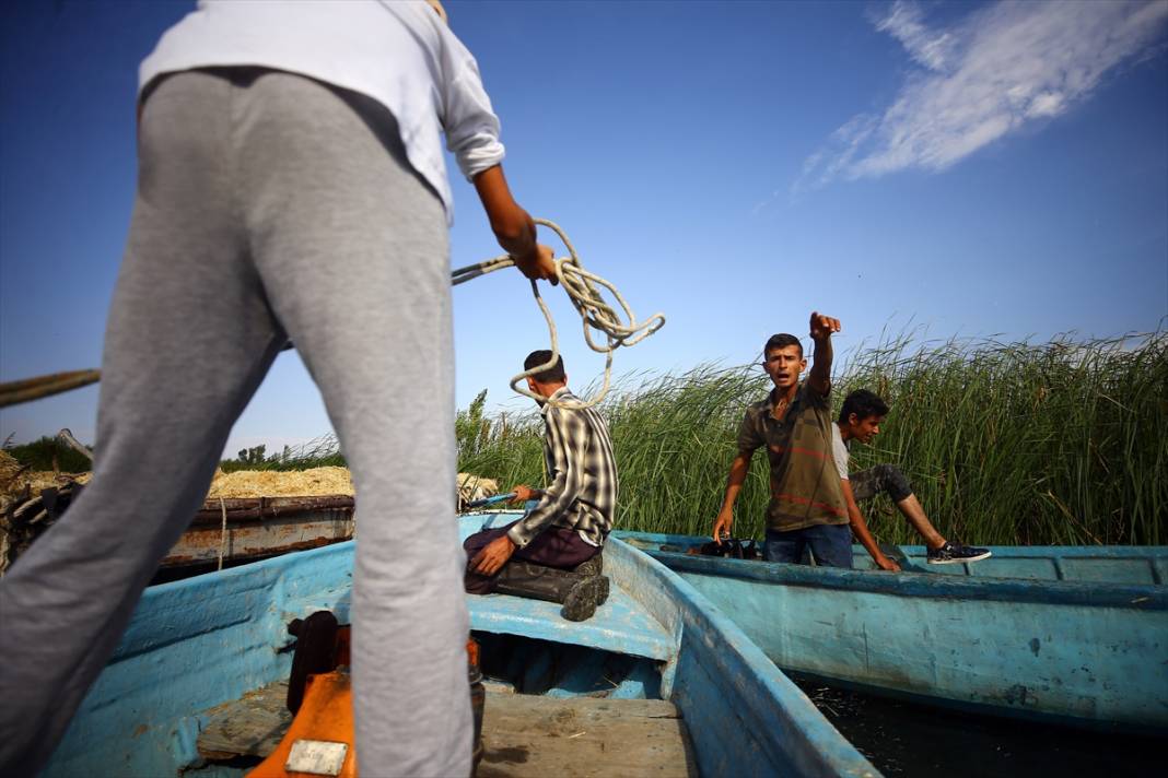 Konya'da kiraladıkları adada hazırladıkları saman balyalarını 'yüzdürerek' karaya ulaştırıyorlar 32