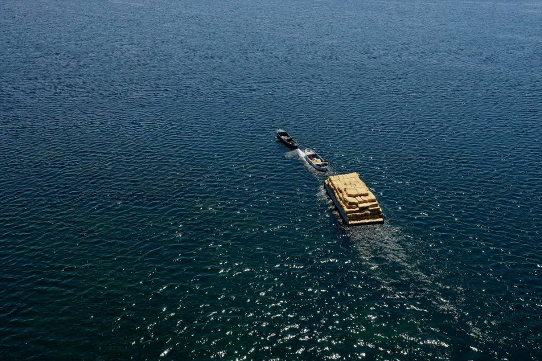 Konya'da kiraladıkları adada hazırladıkları saman balyalarını 'yüzdürerek' karaya ulaştırıyorlar 34
