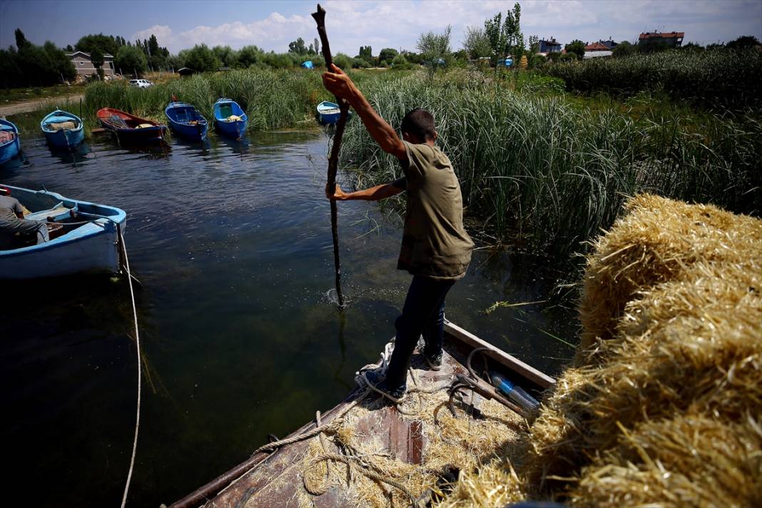 Konya'da kiraladıkları adada hazırladıkları saman balyalarını 'yüzdürerek' karaya ulaştırıyorlar 6