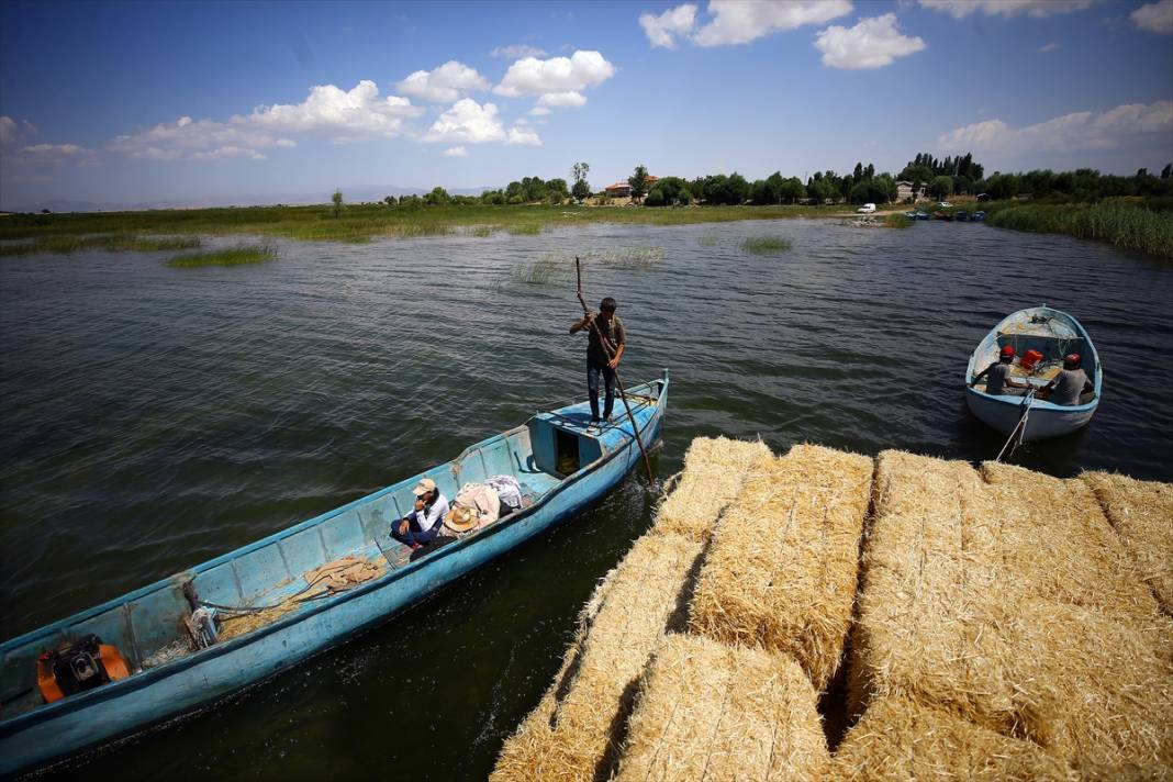 Konya'da kiraladıkları adada hazırladıkları saman balyalarını 'yüzdürerek' karaya ulaştırıyorlar 7