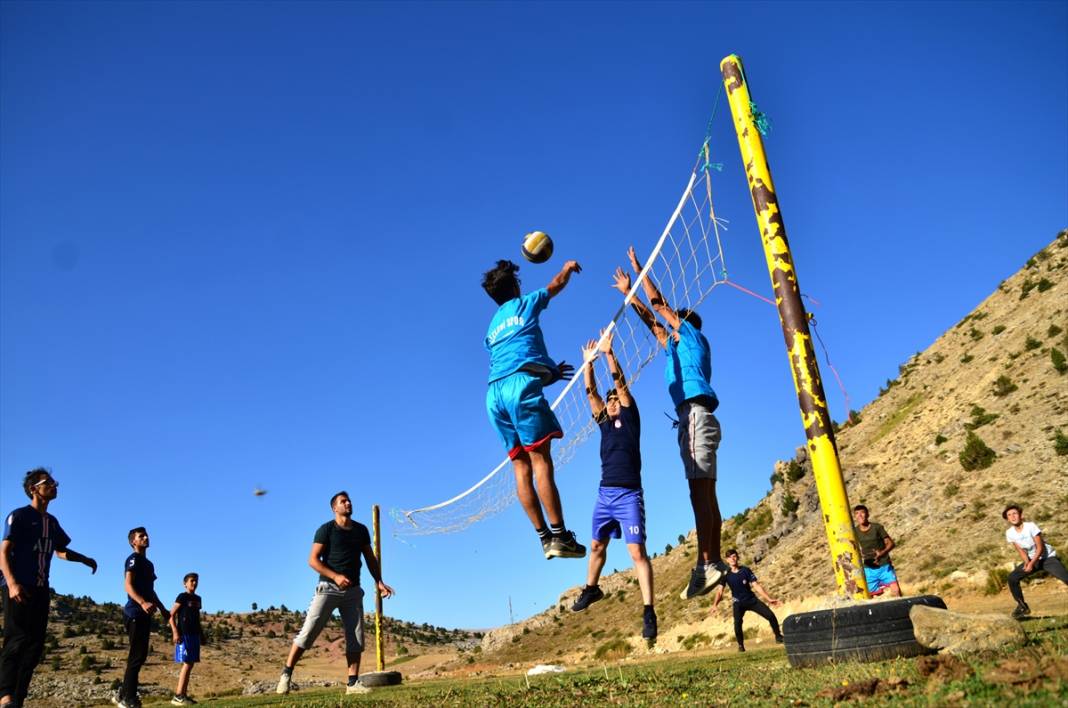 Konya'da voleybol tutkunu köyün 2. lig takımı, yeni sezona imkansızlıklarla hazırlanıyor 10