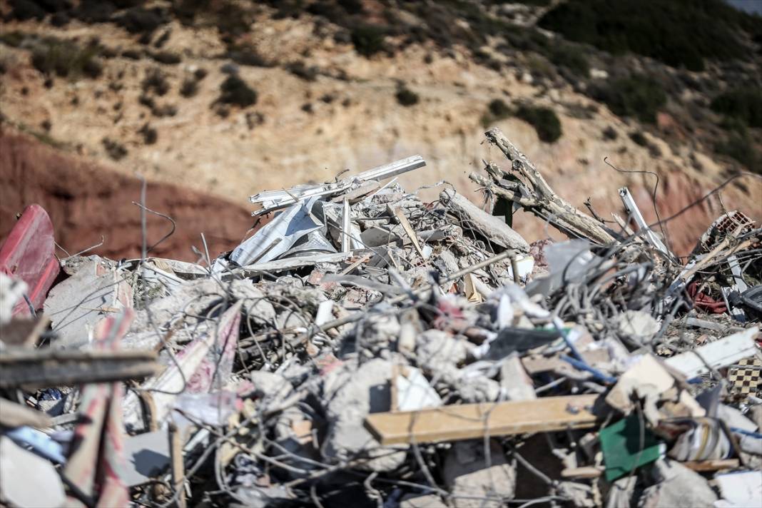 Polis memuru, depremde yıkılan binaların molozları arasında bulduğu Ku'ran-ı Kerim’i koruma altına aldı 10