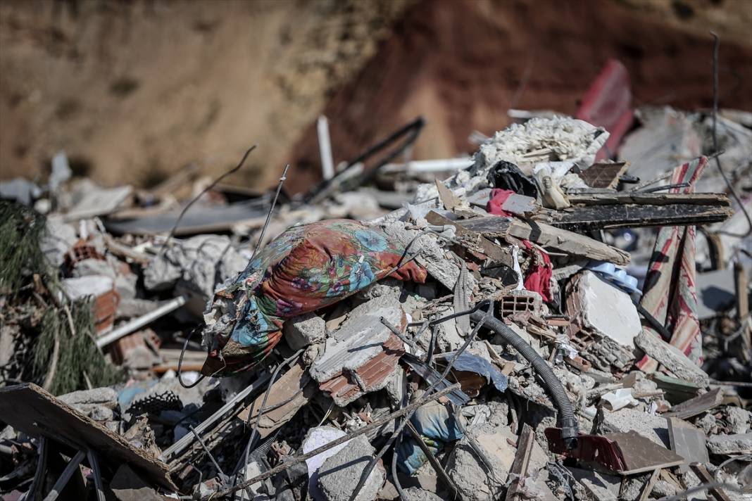 Polis memuru, depremde yıkılan binaların molozları arasında bulduğu Ku'ran-ı Kerim’i koruma altına aldı 11
