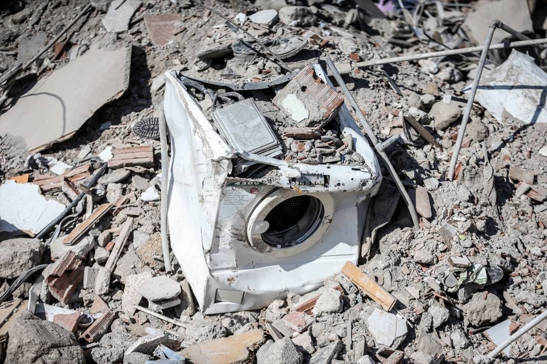 Polis memuru, depremde yıkılan binaların molozları arasında bulduğu Ku'ran-ı Kerim’i koruma altına aldı 12