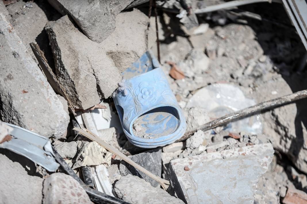 Polis memuru, depremde yıkılan binaların molozları arasında bulduğu Ku'ran-ı Kerim’i koruma altına aldı 13