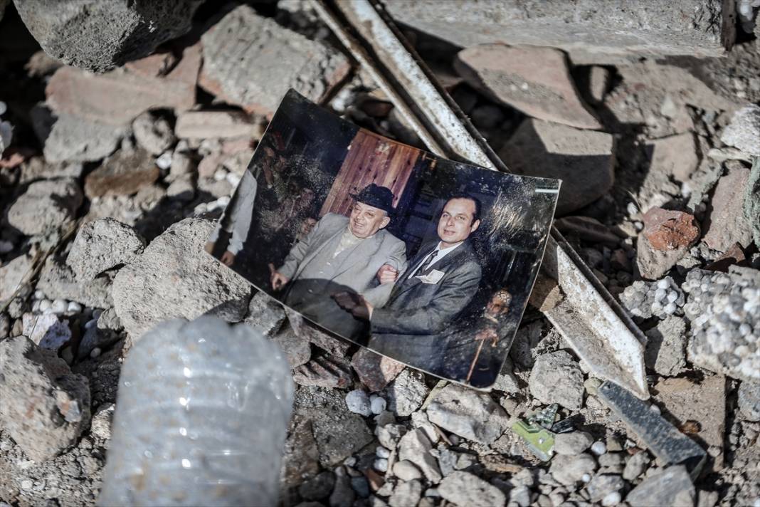 Polis memuru, depremde yıkılan binaların molozları arasında bulduğu Ku'ran-ı Kerim’i koruma altına aldı 16
