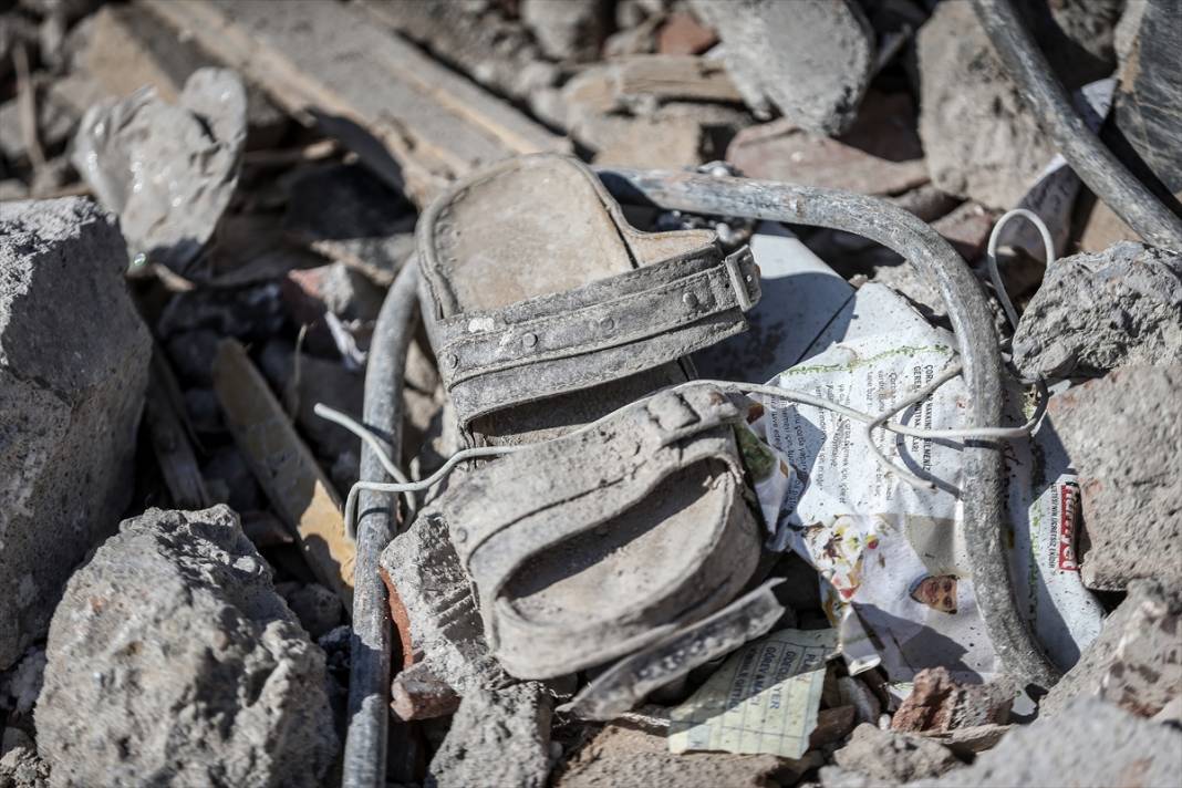 Polis memuru, depremde yıkılan binaların molozları arasında bulduğu Ku'ran-ı Kerim’i koruma altına aldı 17
