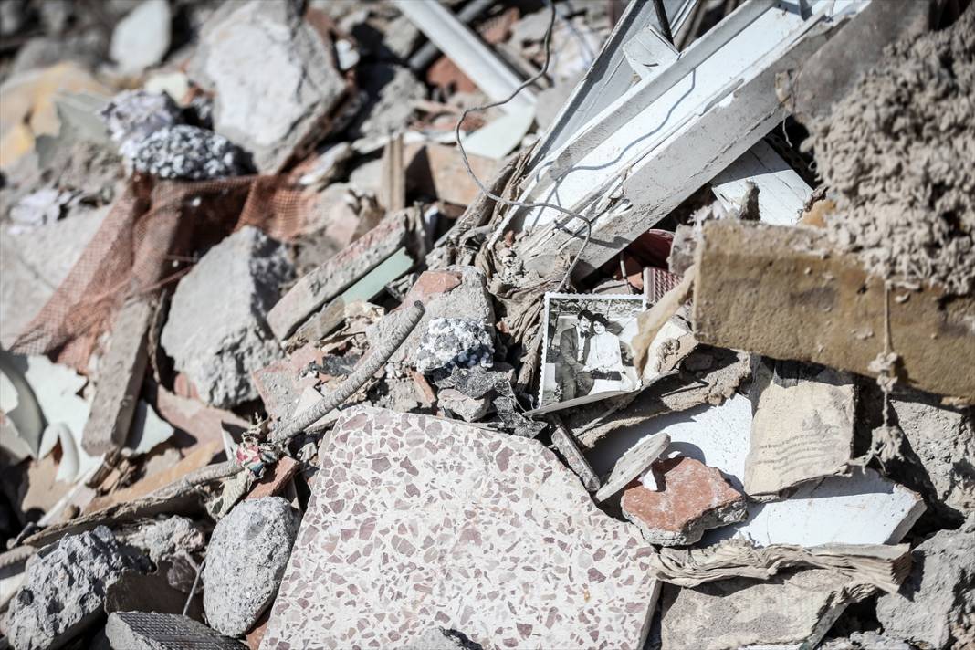 Polis memuru, depremde yıkılan binaların molozları arasında bulduğu Ku'ran-ı Kerim’i koruma altına aldı 18