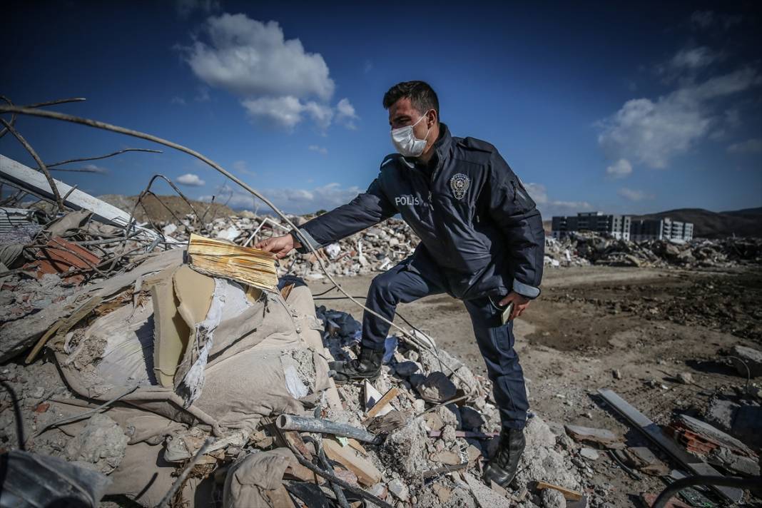 Polis memuru, depremde yıkılan binaların molozları arasında bulduğu Ku'ran-ı Kerim’i koruma altına aldı 22