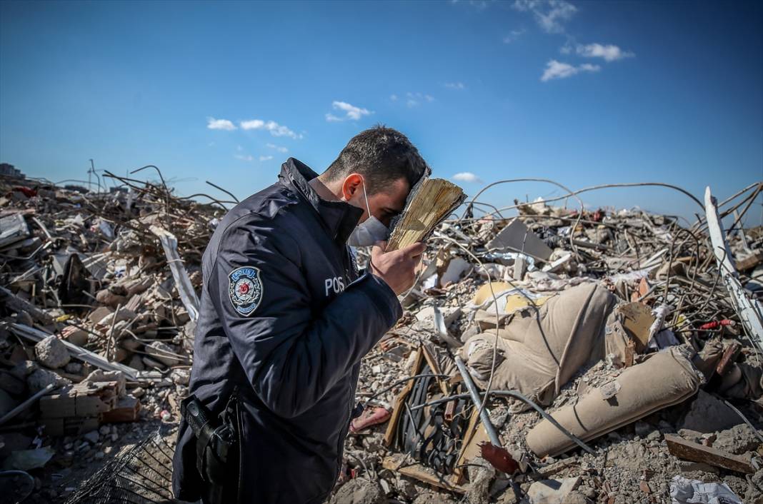 Polis memuru, depremde yıkılan binaların molozları arasında bulduğu Ku'ran-ı Kerim’i koruma altına aldı 23