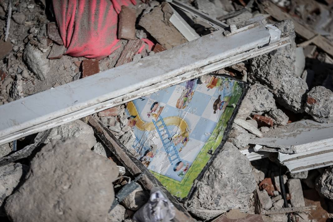 Polis memuru, depremde yıkılan binaların molozları arasında bulduğu Ku'ran-ı Kerim’i koruma altına aldı 6