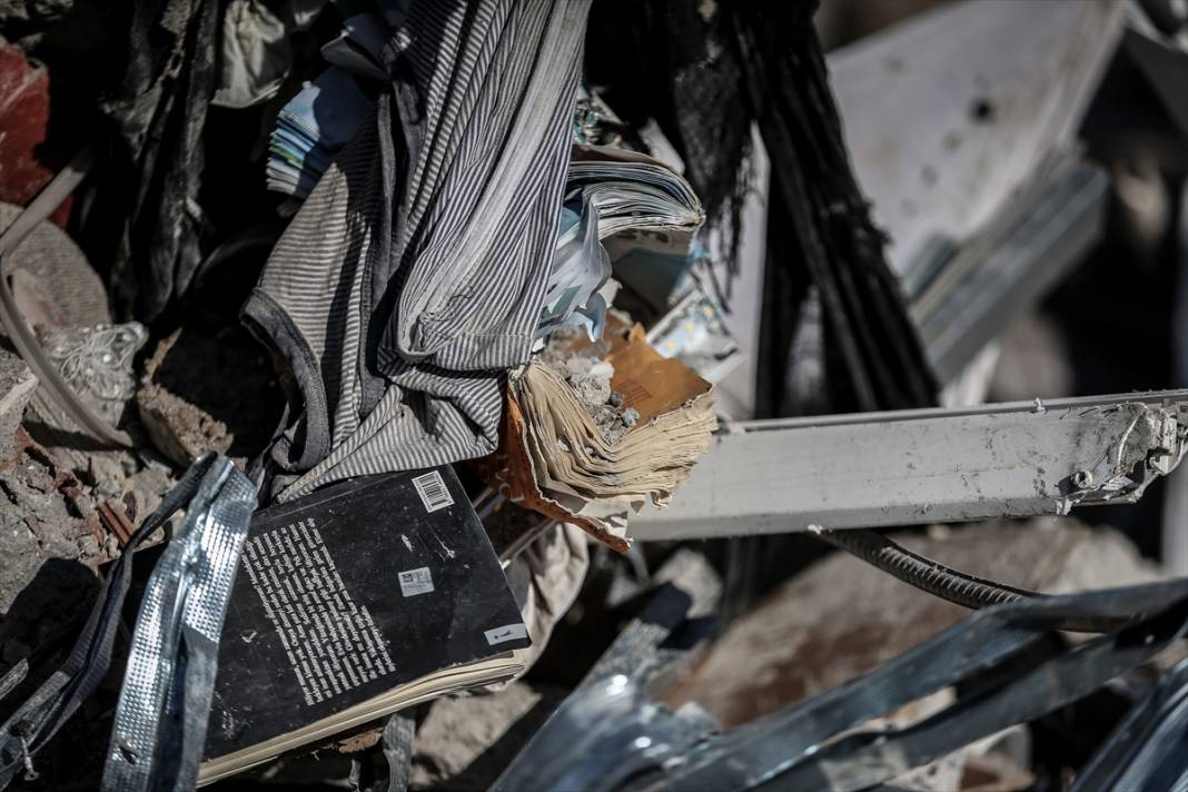 Polis memuru, depremde yıkılan binaların molozları arasında bulduğu Ku'ran-ı Kerim’i koruma altına aldı 7