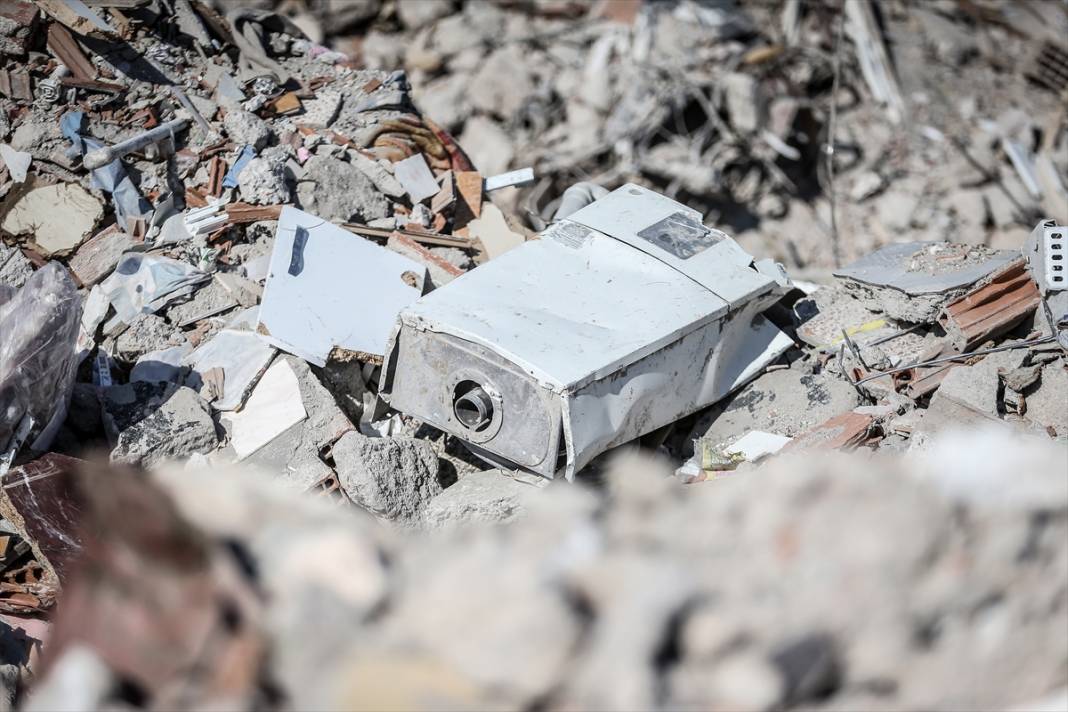 Polis memuru, depremde yıkılan binaların molozları arasında bulduğu Ku'ran-ı Kerim’i koruma altına aldı 8