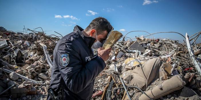 Polis memuru, depremde yıkılan binaların molozları arasında bulduğu Ku'ran-ı Kerim’i koruma altına aldı