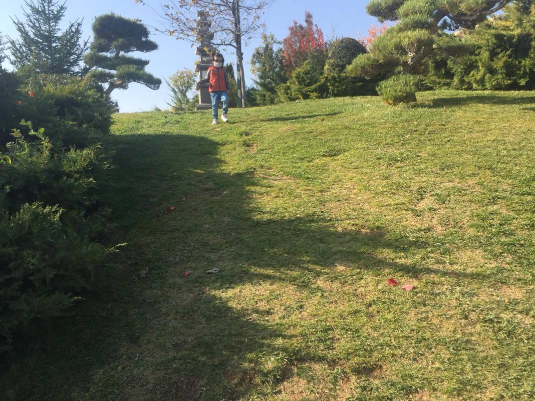 Konya’da sonbahar güzelliği! Yazdan kalma güneşli günlerin tadı renkten renge bürünmüş parklarda çıkartılıyor 26