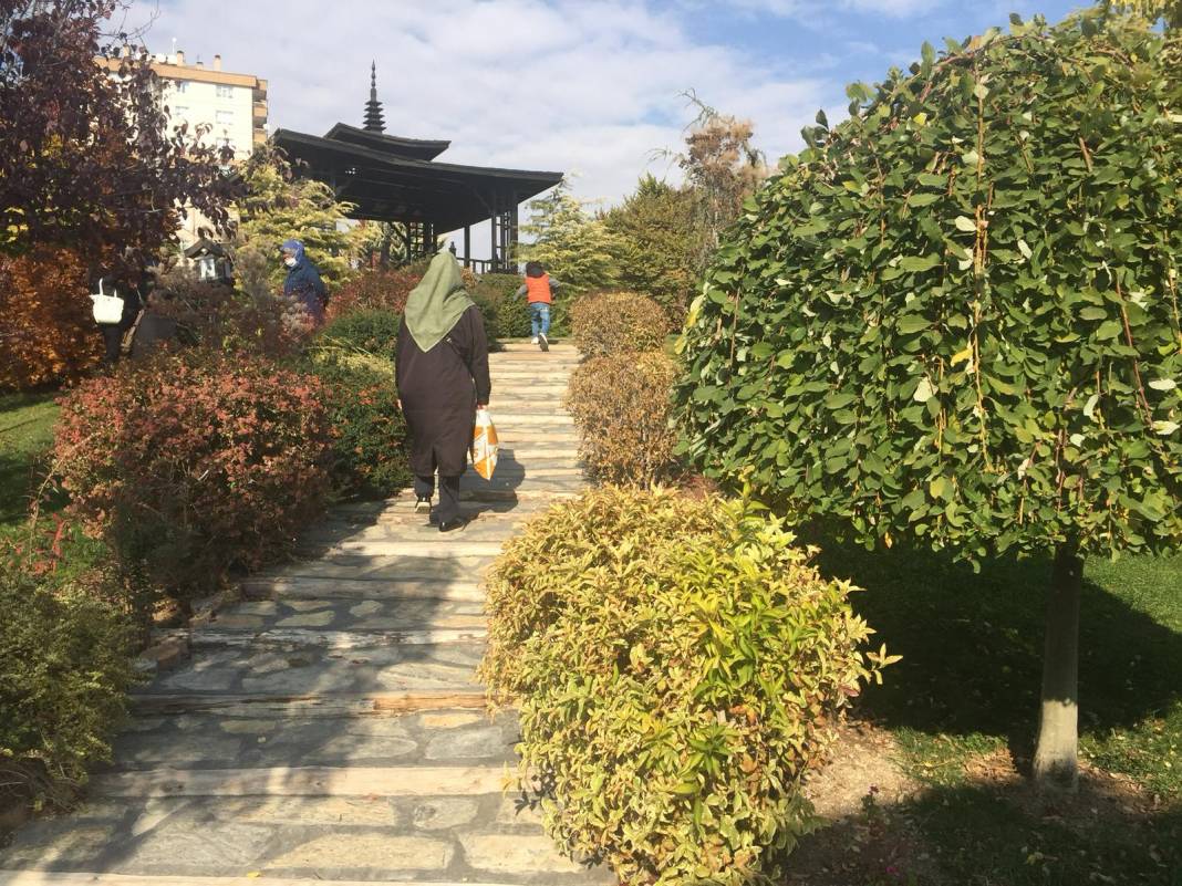 Konya’da sonbahar güzelliği! Yazdan kalma güneşli günlerin tadı renkten renge bürünmüş parklarda çıkartılıyor 5