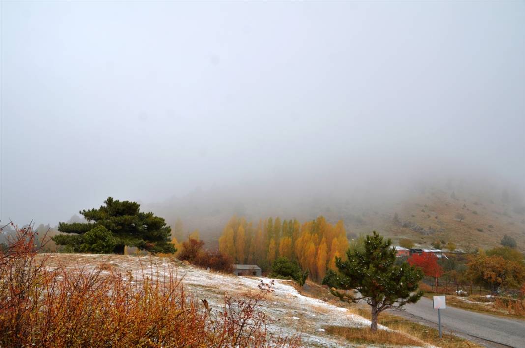 Konya’da kar yağışı ve sis sonbahar renkleriyle güzel görüntüler oluşturdu 1