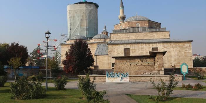 Mevlana Müzesi'nin turkuaz kubbesi "100 ton yük"ten kurtarıldı