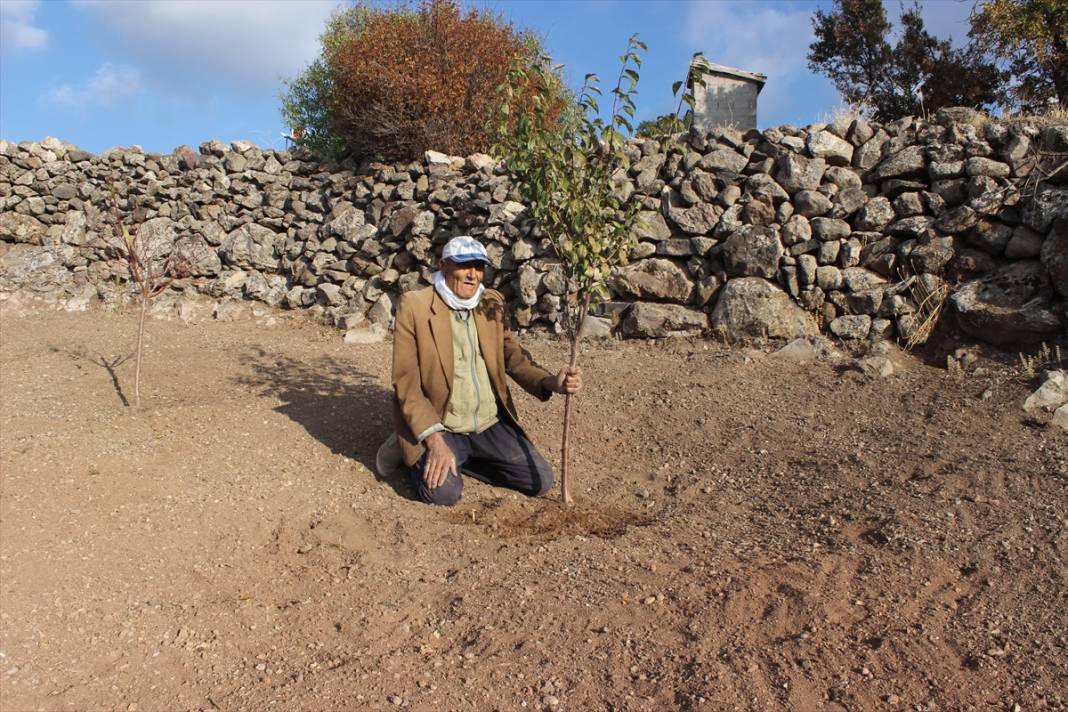 Konya'da 88 yaşındaki Aşır dede, azmiyle gençlere taş çıkartıyor 2