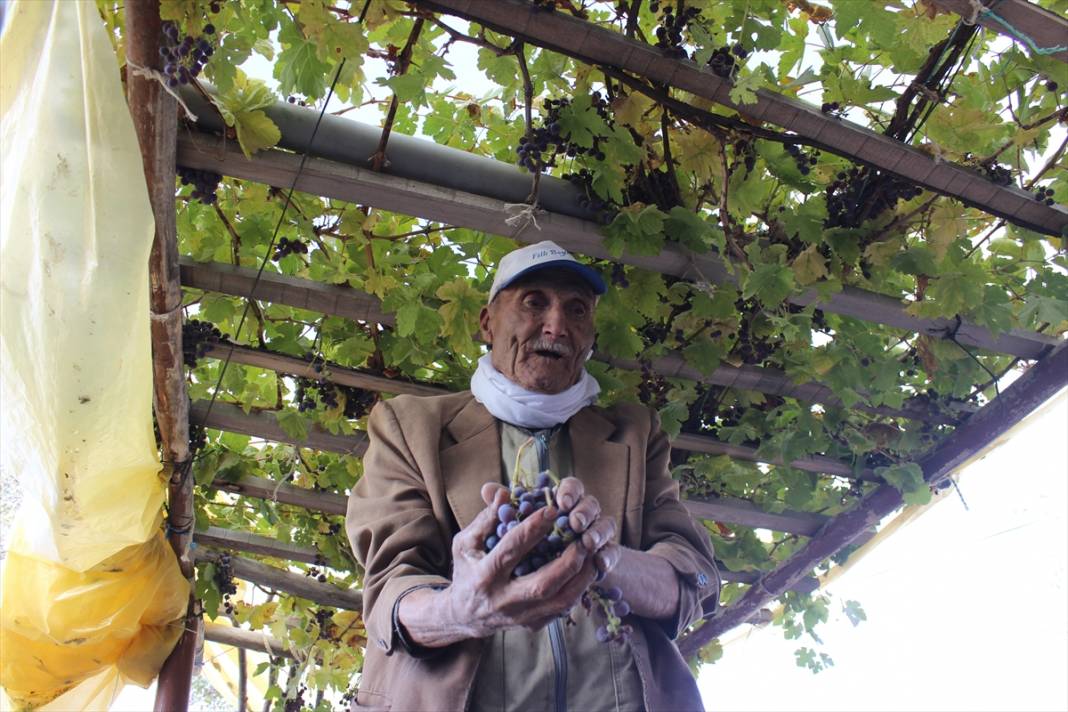 Konya'da 88 yaşındaki Aşır dede, azmiyle gençlere taş çıkartıyor 6