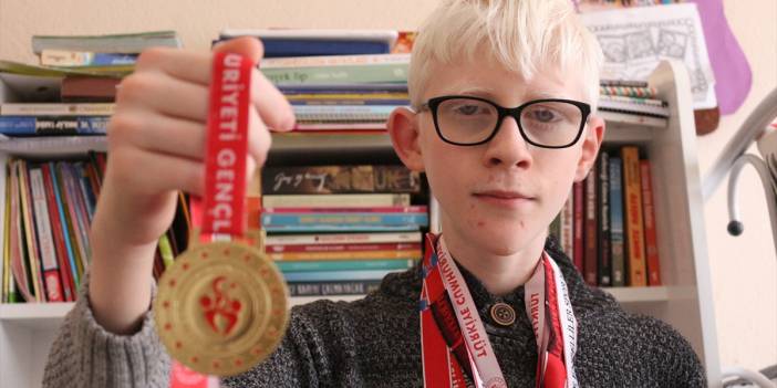 Yüzde 90 görme engelli, aynı zamanda albinizm hastası! Konyalı Hüseyin Ali tüm engellere başarılarıyla meydan okuyor