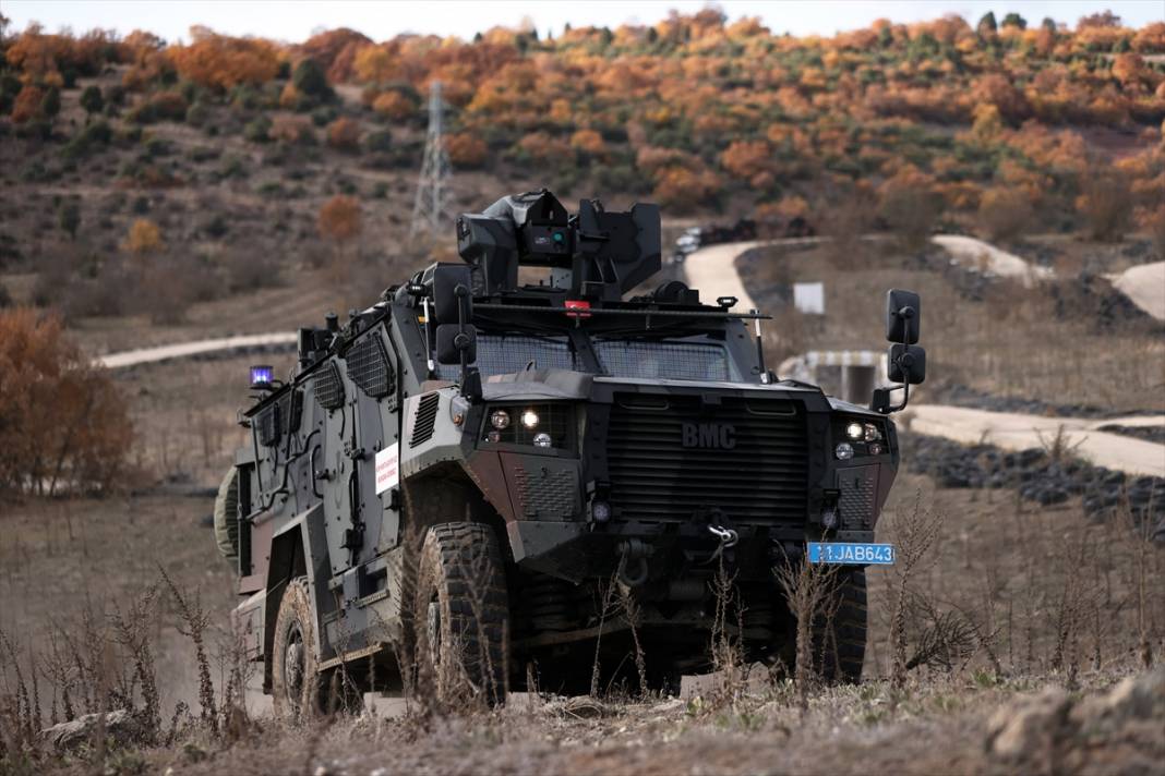 Jandarmanın zırhlı araç sürücü adaylarına zorlu eğitiminden kareler 1