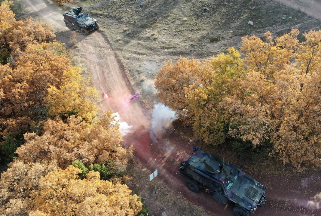 Jandarmanın zırhlı araç sürücü adaylarına zorlu eğitiminden kareler 23