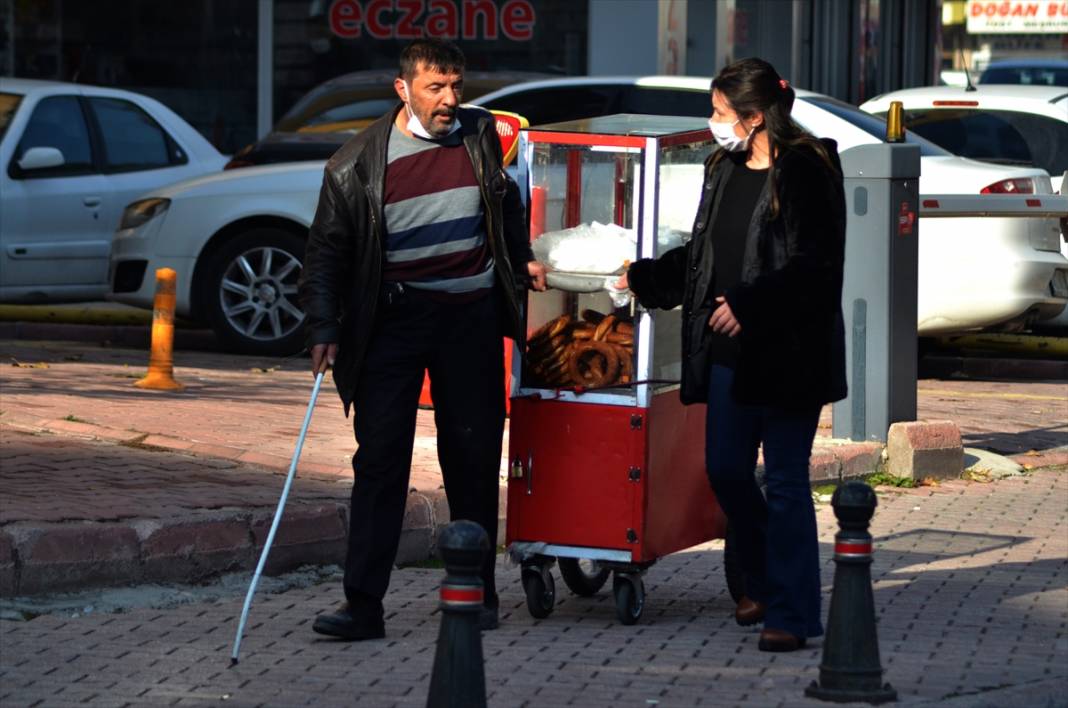 Konya'da görme engelli Haşim Yıldız taze simitleri "gönül gözüyle" müşterilerine ulaştırıyor 10