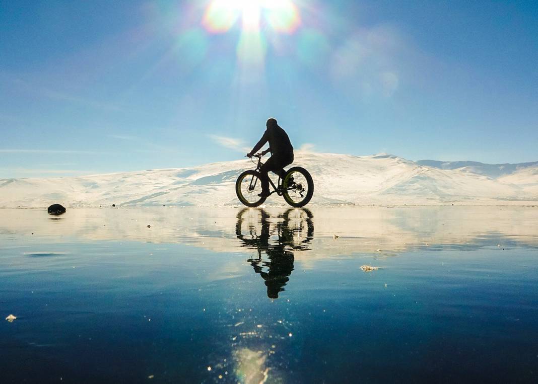 Buz tutan Çıldır Gölü üstünde bisiklet keyfi! O eğlenceli anlar ve kartpostallık kareler 1