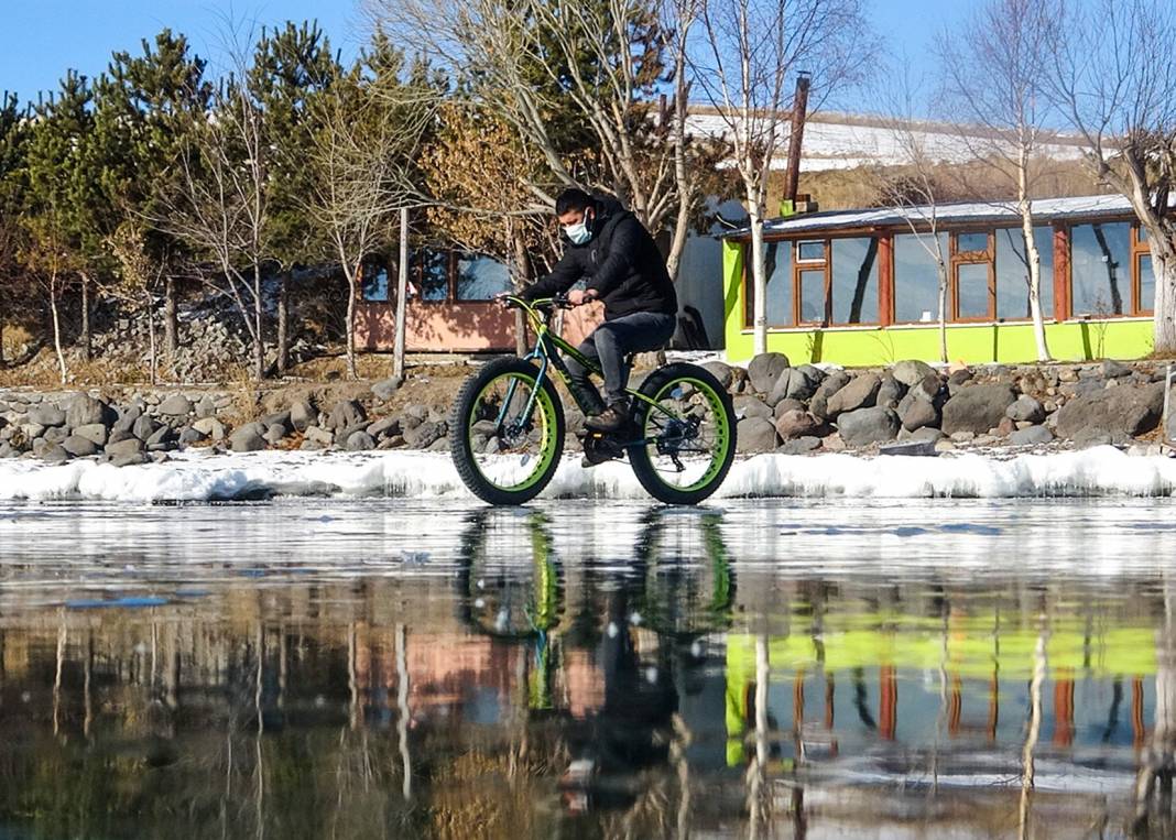 Buz tutan Çıldır Gölü üstünde bisiklet keyfi! O eğlenceli anlar ve kartpostallık kareler 10