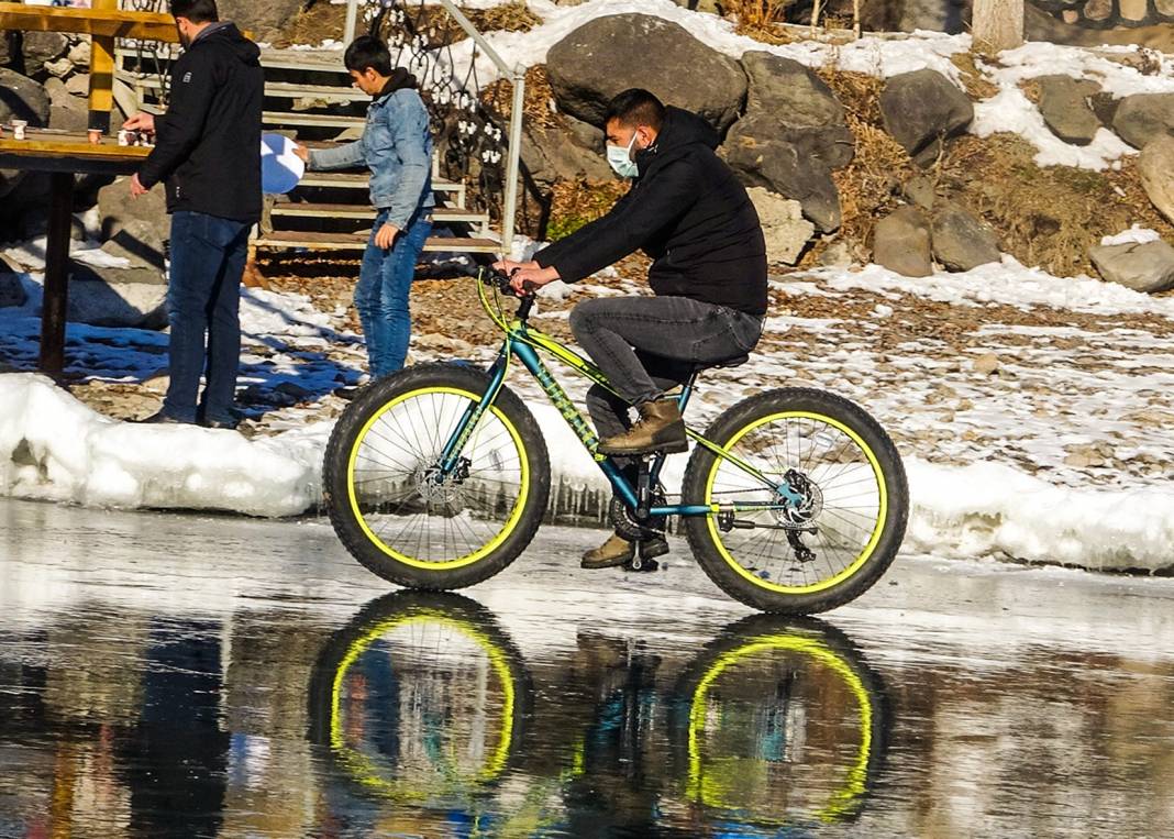 Buz tutan Çıldır Gölü üstünde bisiklet keyfi! O eğlenceli anlar ve kartpostallık kareler 11