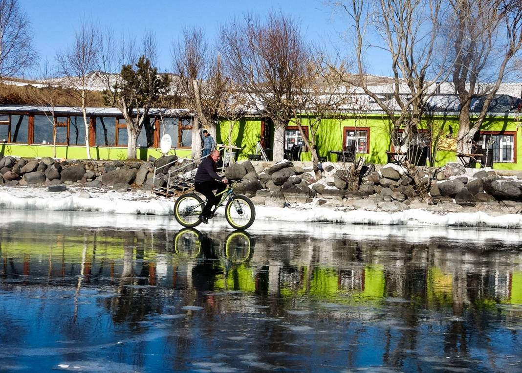 Buz tutan Çıldır Gölü üstünde bisiklet keyfi! O eğlenceli anlar ve kartpostallık kareler 12