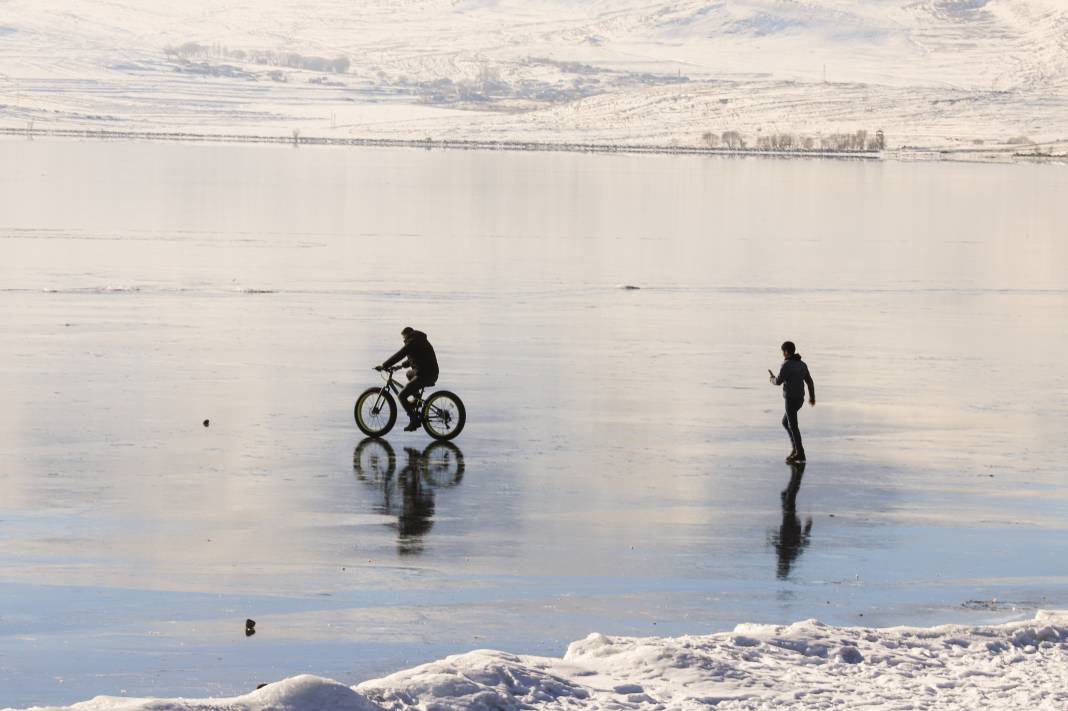 Buz tutan Çıldır Gölü üstünde bisiklet keyfi! O eğlenceli anlar ve kartpostallık kareler 13