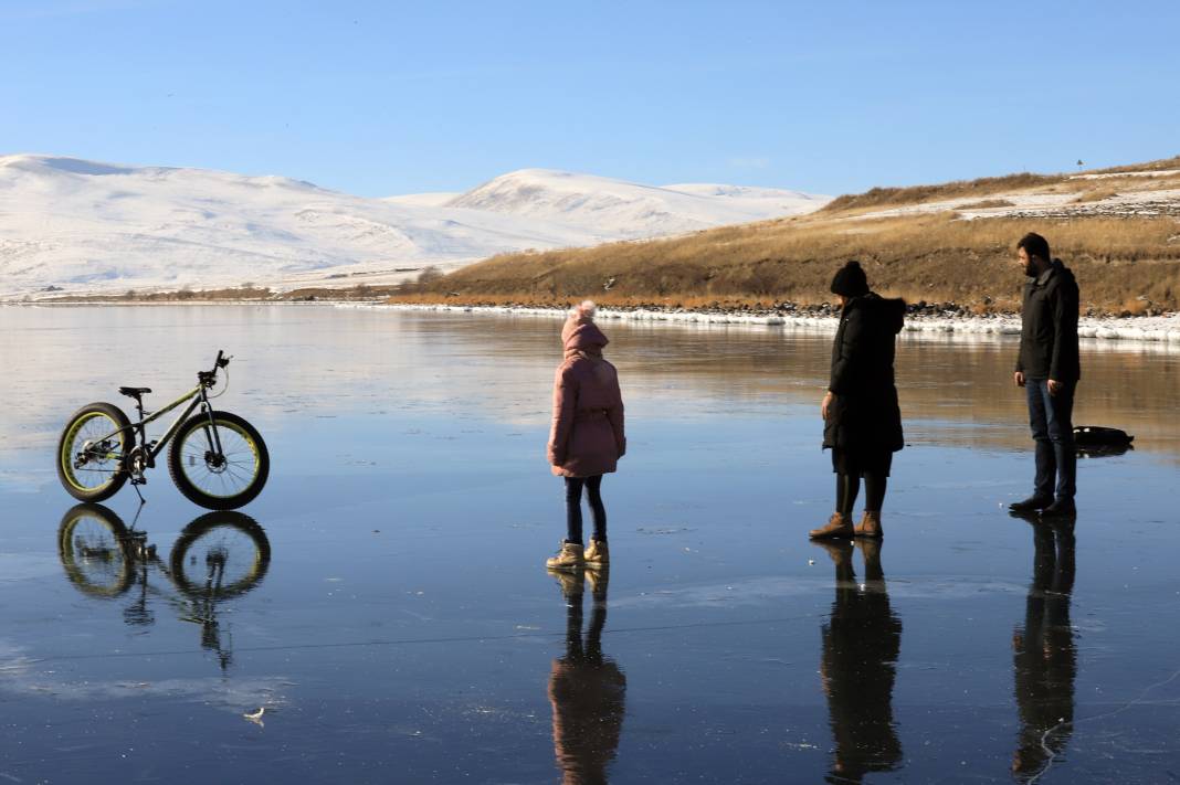 Buz tutan Çıldır Gölü üstünde bisiklet keyfi! O eğlenceli anlar ve kartpostallık kareler 14