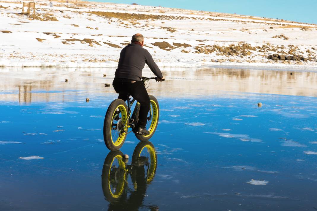 Buz tutan Çıldır Gölü üstünde bisiklet keyfi! O eğlenceli anlar ve kartpostallık kareler 15