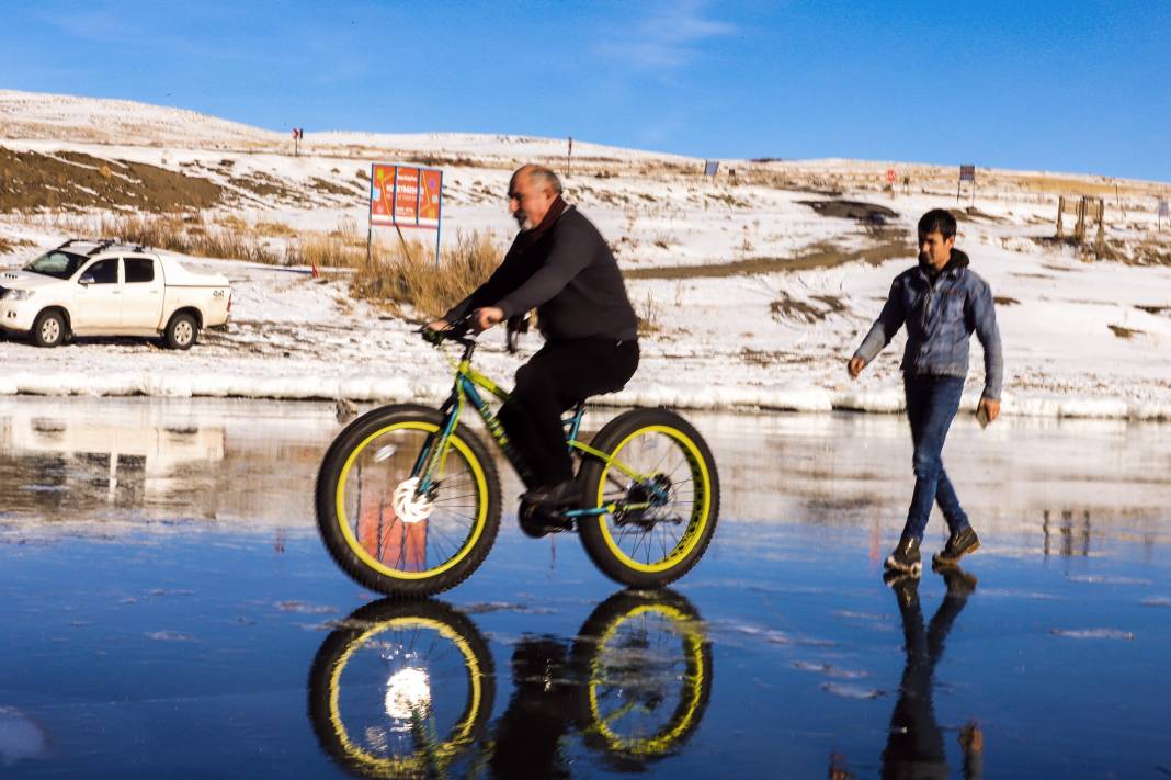 Buz tutan Çıldır Gölü üstünde bisiklet keyfi! O eğlenceli anlar ve kartpostallık kareler 16