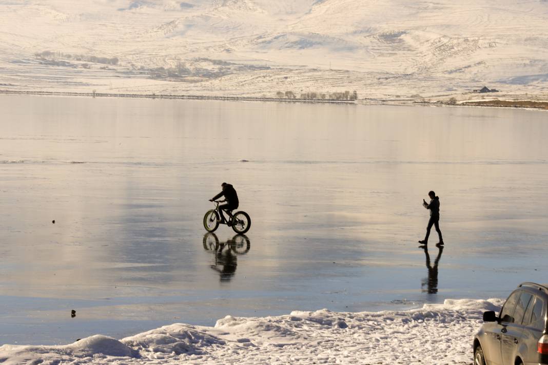 Buz tutan Çıldır Gölü üstünde bisiklet keyfi! O eğlenceli anlar ve kartpostallık kareler 17